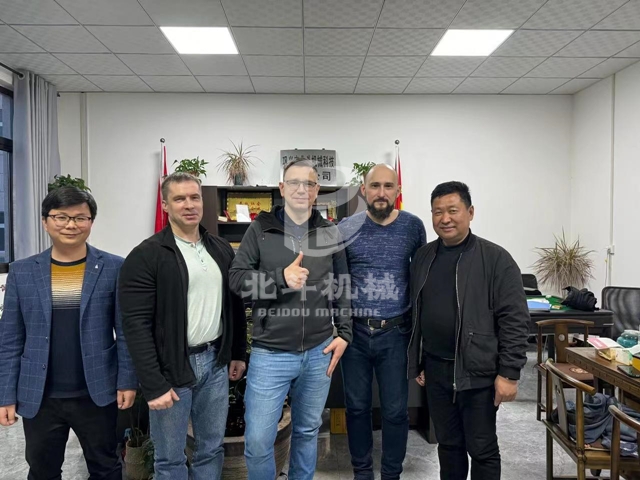 正能量入口机械以饱满的热情迎接俄罗斯客户